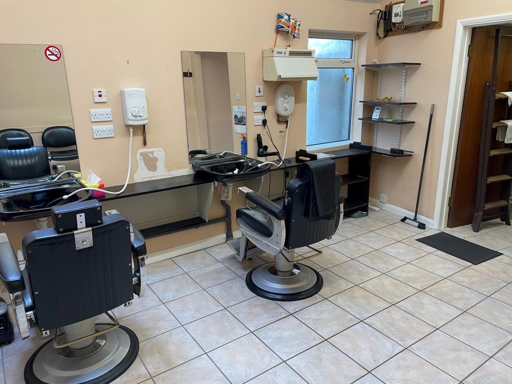 Lot: 30 - FREEHOLD FORMER BARBER'S PREMISES -